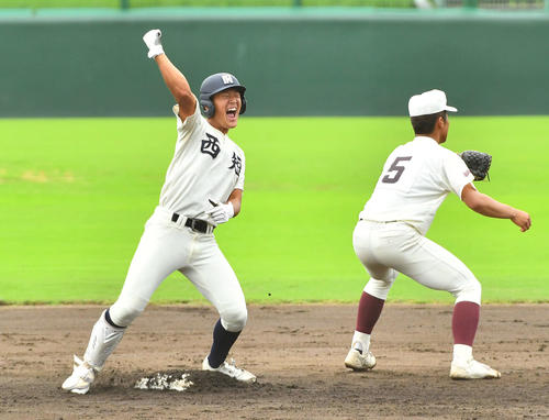 福岡大大濠対西日本短大付　2回裏西日本短大付1死三塁、同点適時右二塁打を放ち、ガッツポーズする安田（撮影・岩下翔太）