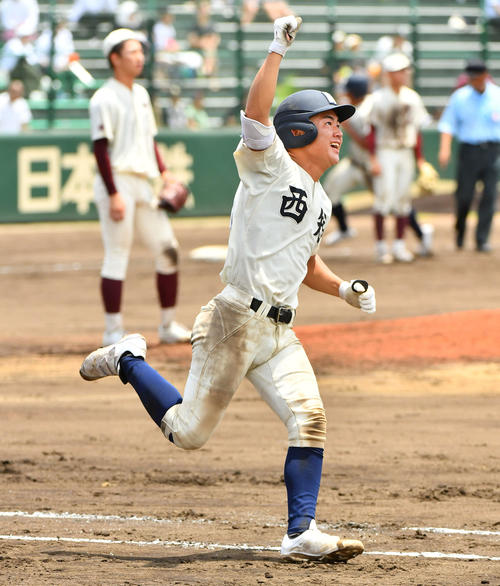 福岡大大濠対西日本短大付　8回裏西日本短大付2死一、二塁、勝ち越しの右越え3点本塁打を放ち、笑顔で右手を突き上げる山下（撮影・岩下翔太）