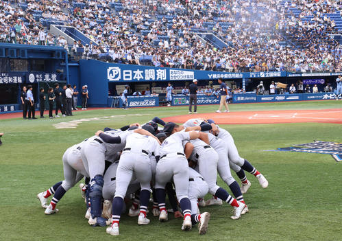 横浜対東海大相模　試合前に円陣で気合を入れる横浜の選手たち（撮影・野上伸悟）