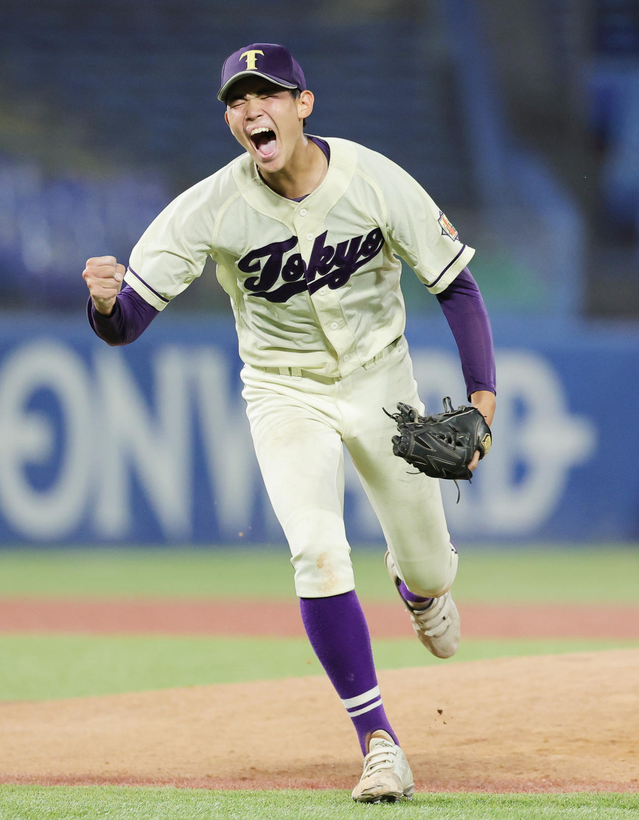 日大豊山対東京　タイブレークの10回表を0点でしのぎガッツポーズでほえる東京・永見（撮影・野上伸悟）
