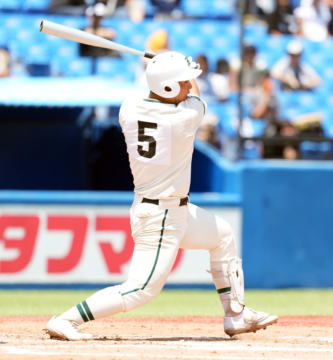 東亜学園対二松学舎大付　1回裏二松学舎大付1死一、二塁、右前に適時二塁打を放つ片井（撮影・たえ見朱実）