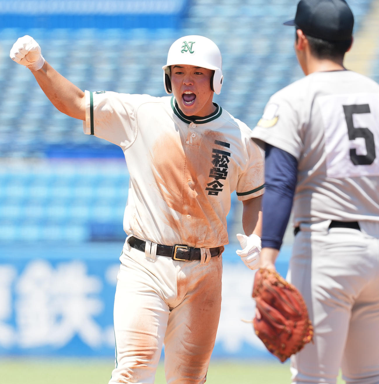 東亜学園対二松学舎大付　7回裏二松学舎大付無死、左前に安打を放ちポーズを決める片井（撮影・たえ見朱実）
