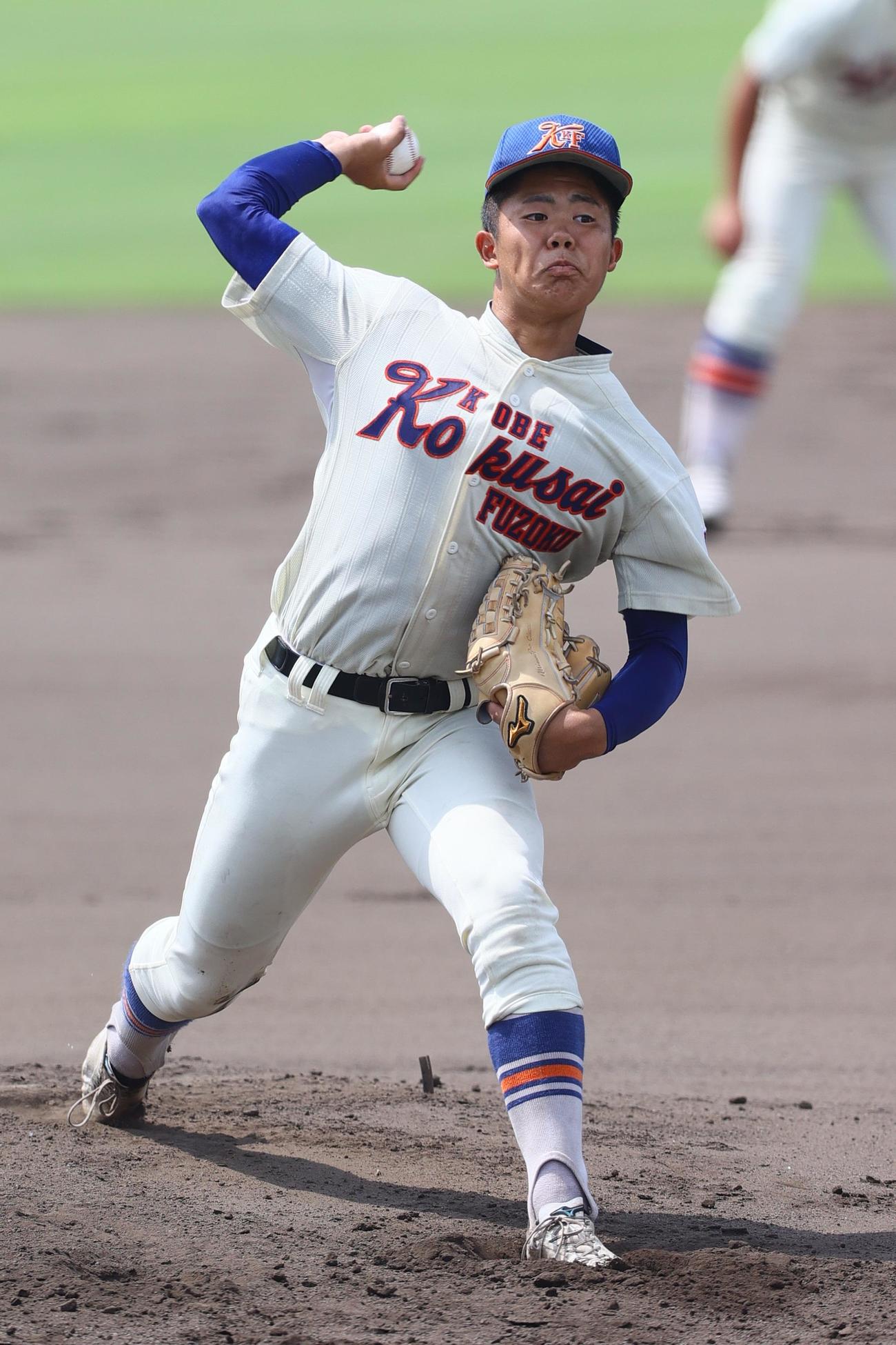 神戸国際大付対東洋大姫路　神戸国際大付先発の佐野（撮影・上山淳一）