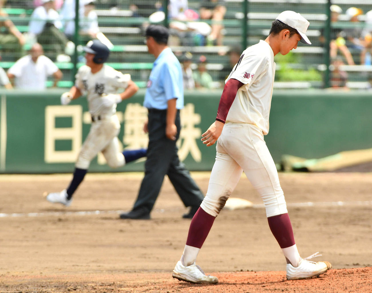 福岡大大濠対西日本短大付　8回裏西日本短大付2死一、二塁、山下（左）に勝ち越しの右越え3点本塁打を打たれ、肩を落とす福岡大大濠・平川（撮影・岩下翔太）