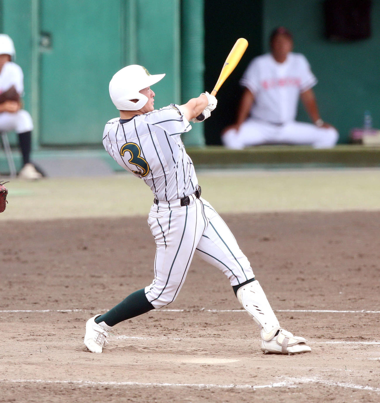鶴岡東対日大山形　5回表鶴岡東1死一塁で左越えに勝ちこしの2ランを放つ鶴岡東・日下（撮影・木村有優）