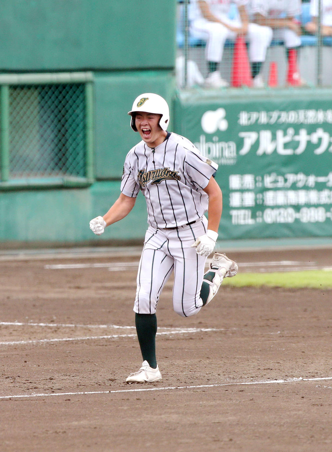 鶴岡東対日大山形　5回表鶴岡東1死一塁で左越えに勝ちこしの2ランを放ち、ガッツポーズする鶴岡東・日下（撮影・木村有優）