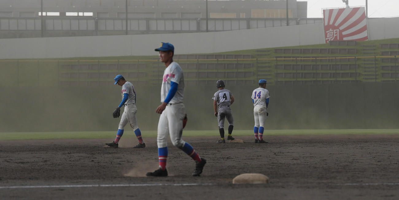 花咲徳永対西武台　8回途中、天候悪化で中断される（撮影・菅敏）
