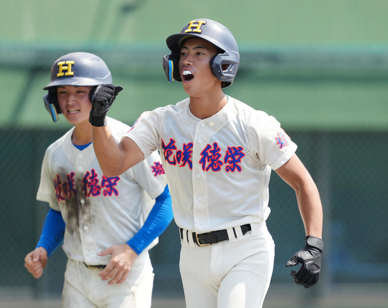 花咲徳永対西武台　3回表花咲徳永無死一塁、右越えに2点本塁打を放ち、ガッツポーズを見せる目黒（右）（撮影・菅敏）