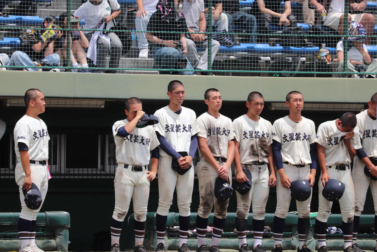 作新学院に敗戦し涙をこぼす、文星芸大付の選手たち（撮影・保坂淑子）
