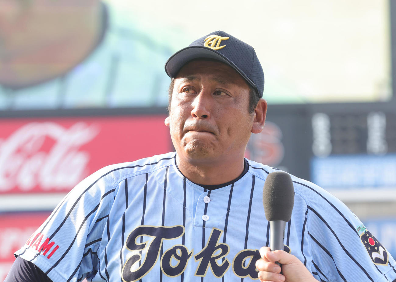横浜対東海大相模　優勝し涙ぐむ東海大相模・原監督（撮影・野上伸悟）