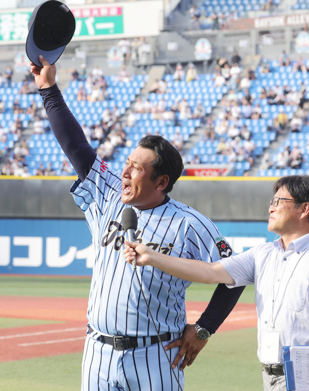 横浜対東海大相模　優勝監督インタビューで応援席に感謝する東海大相模・原監督（撮影・野上伸悟）