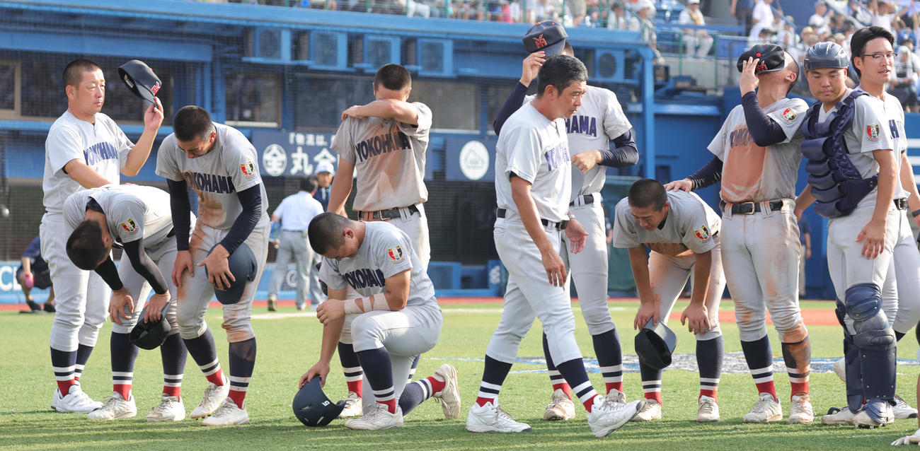 横浜対東海大相模　優勝を逃しがっくりする横浜の選手たち。中央は選手を抱き起こす村田監督（撮影・野上伸悟）