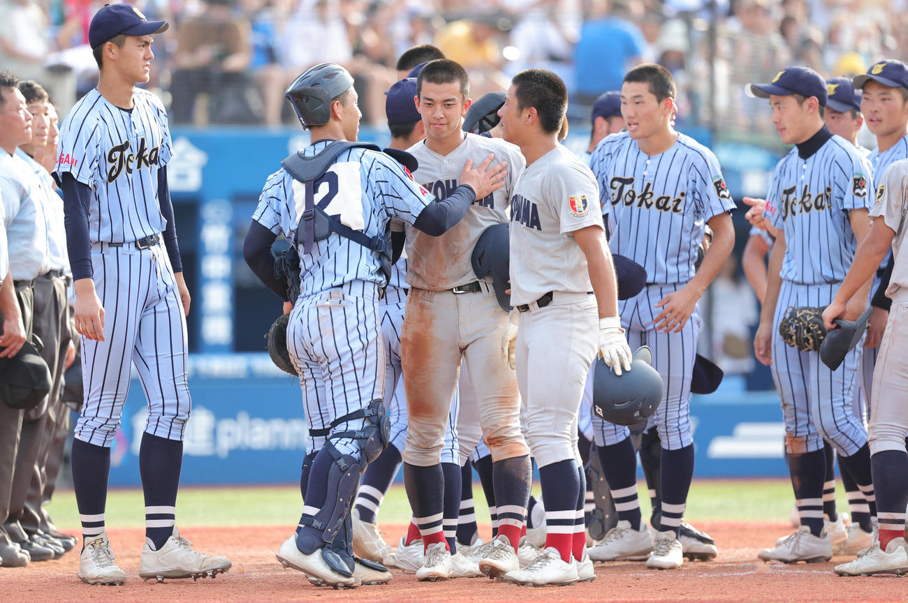 横浜対東海大相模　健闘をたたえ合う横浜・椎木（中央）ら両校の選手たち（撮影・野上伸悟）