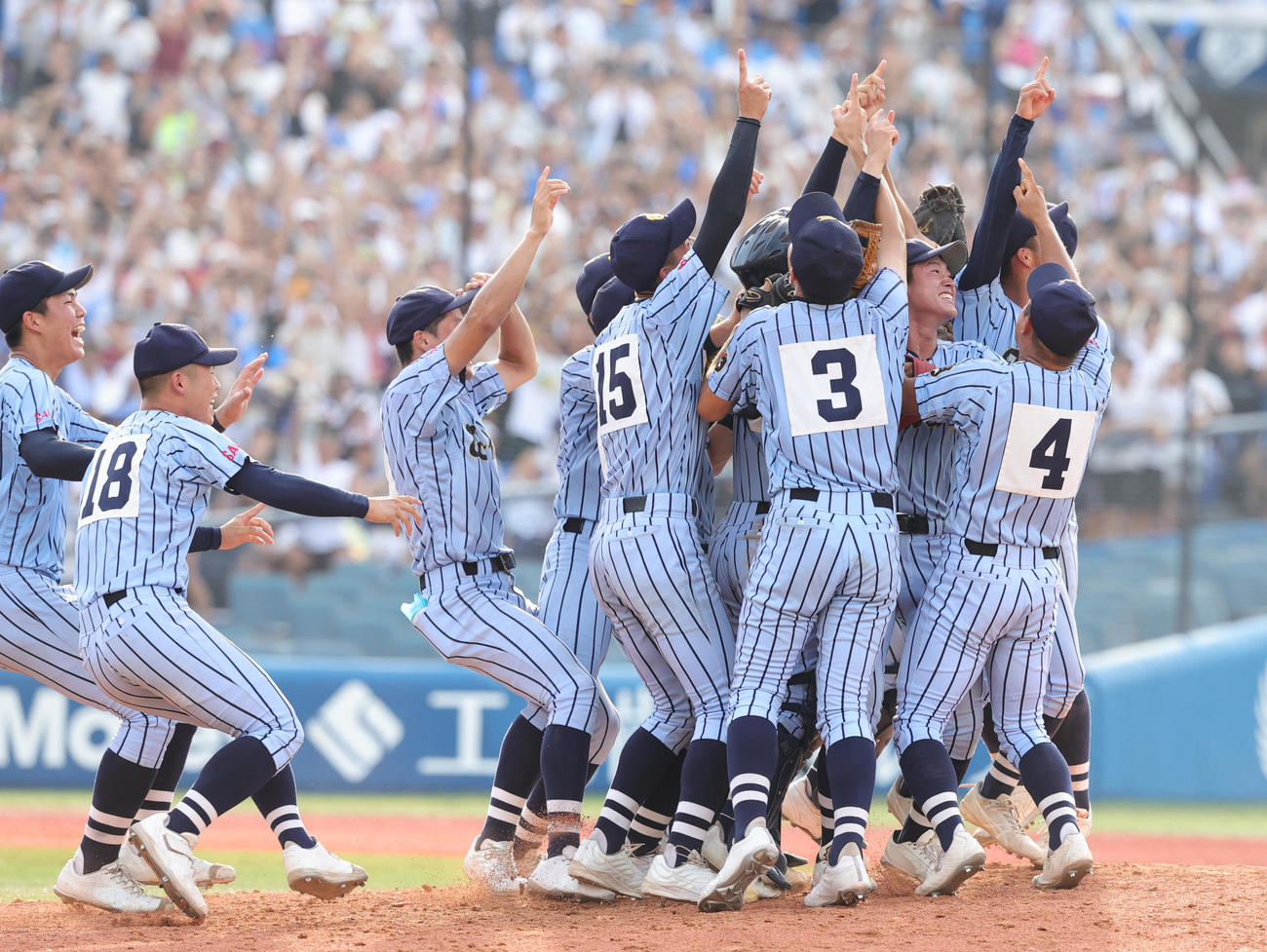 横浜対東海大相模　優勝し喜ぶ東海大相模の選手たち（撮影・野上伸悟）