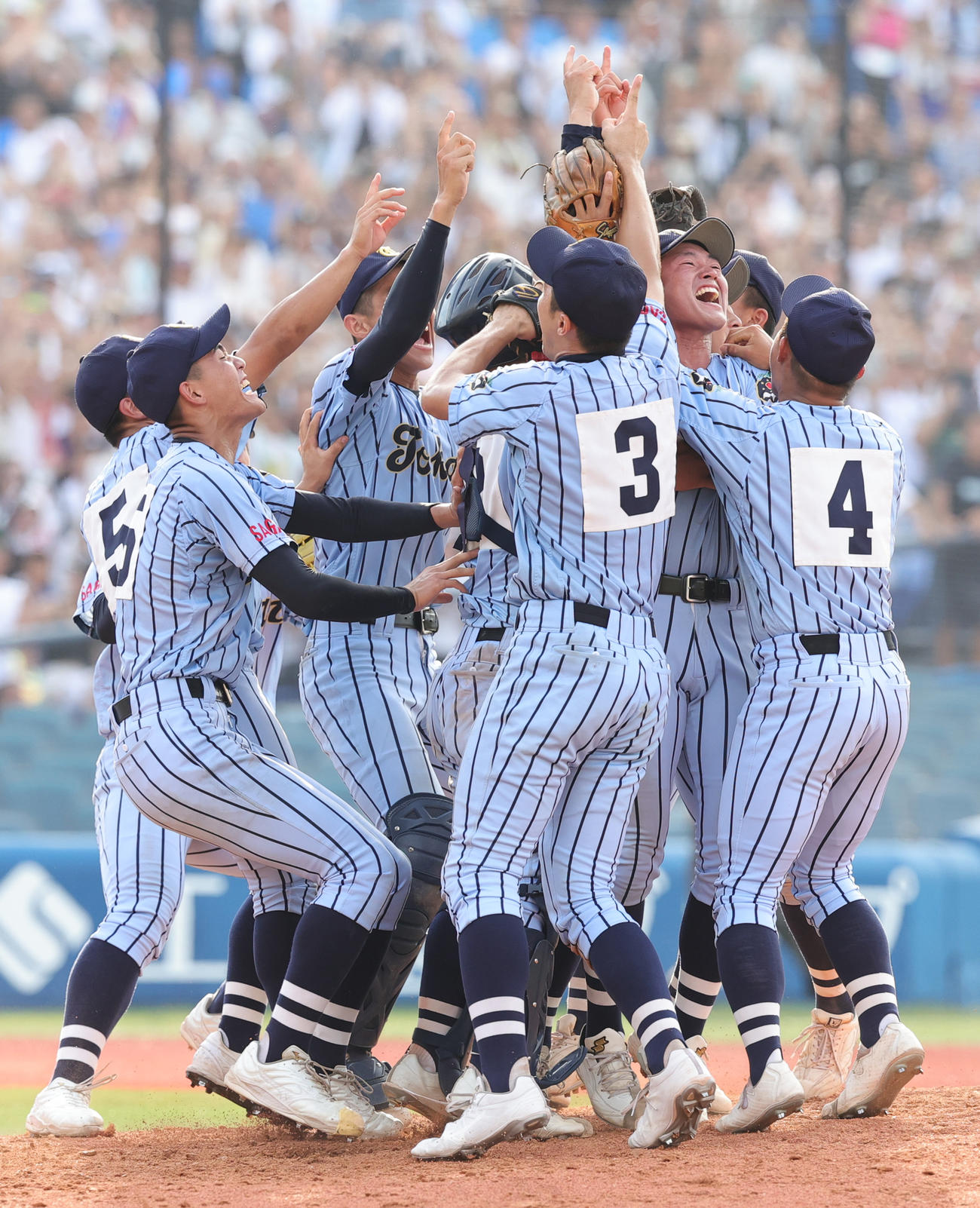 横浜対東海大相模　優勝し喜ぶ東海大相模の選手たち（撮影・野上伸悟）