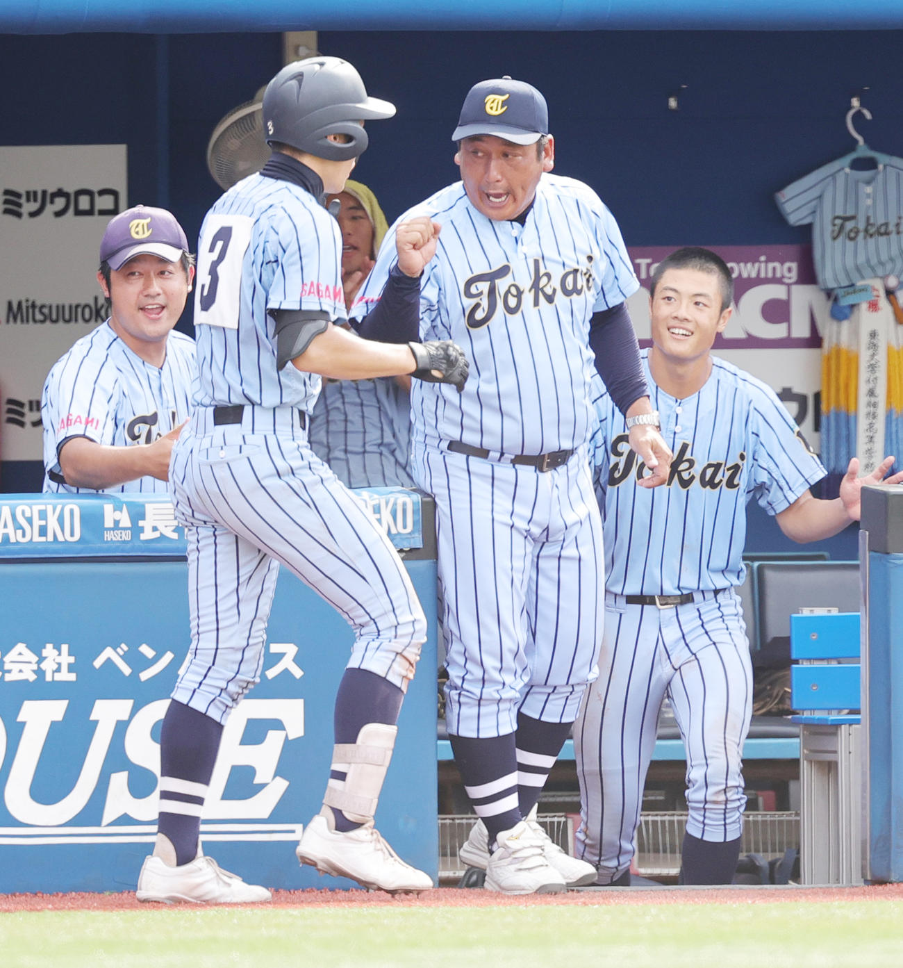 横浜対東海大相模　5回裏東海大相模1死、右越え本塁打を放った金本を迎える原監督（撮影・野上伸悟）