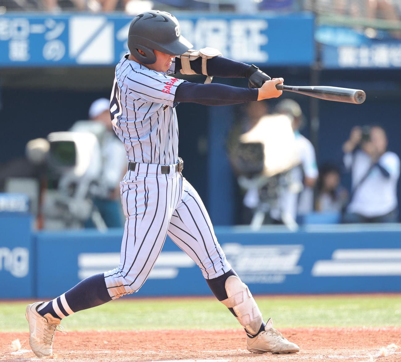 横浜対東海大相模　8回裏東海大相模1死満塁、中前2点適時打を放つ三浦（撮影・野上伸悟）