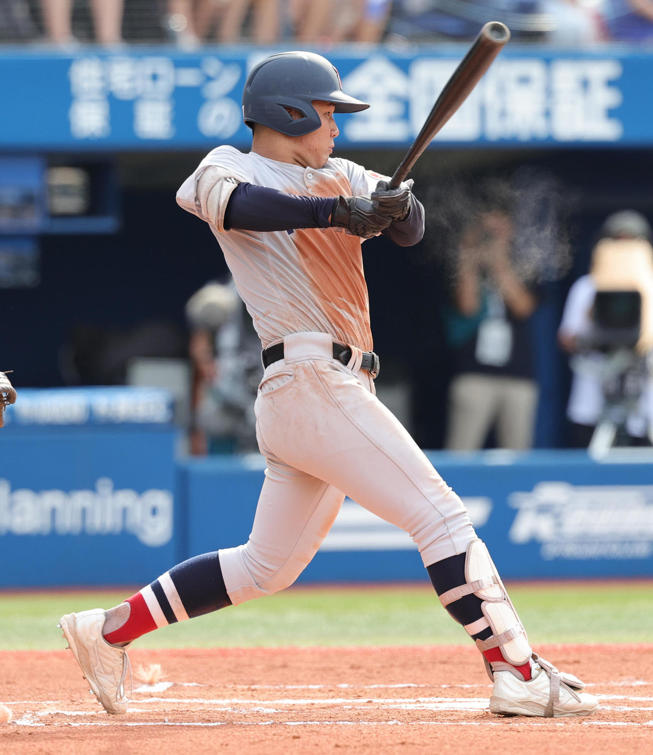 横浜対東海大相模　6回表横浜無死二、三塁、左前2点適時打を放つ小野（撮影・野上伸悟）