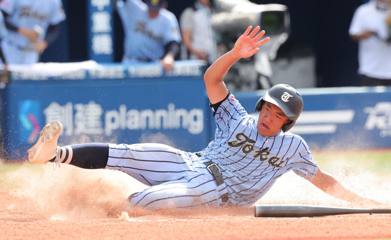 横浜対東海大相模　4回裏東海大相模2死一、二塁、三浦の中前適時打で生還する和田（撮影・野上伸悟）