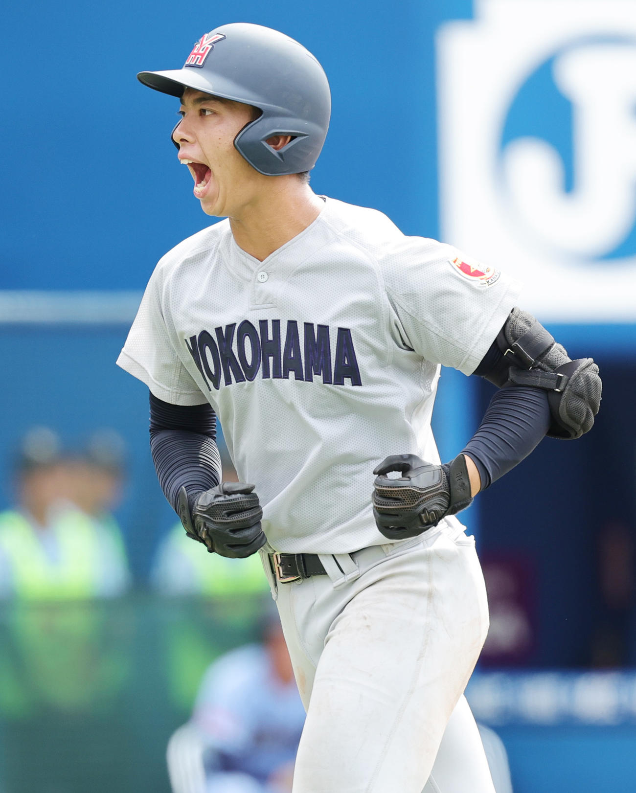 横浜対東海大相模　3回表横浜2死、右越え本塁打を放ち応援席に向かってガッツポーズの椎木（撮影・野上伸悟）