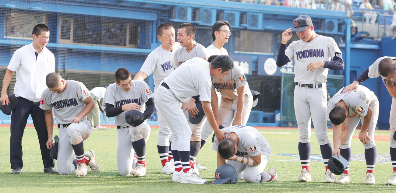 横浜対東海大相模　優勝を逃しがっくりする横浜の選手たち。中央は選手を抱き起こす村田監督（撮影・野上伸悟）