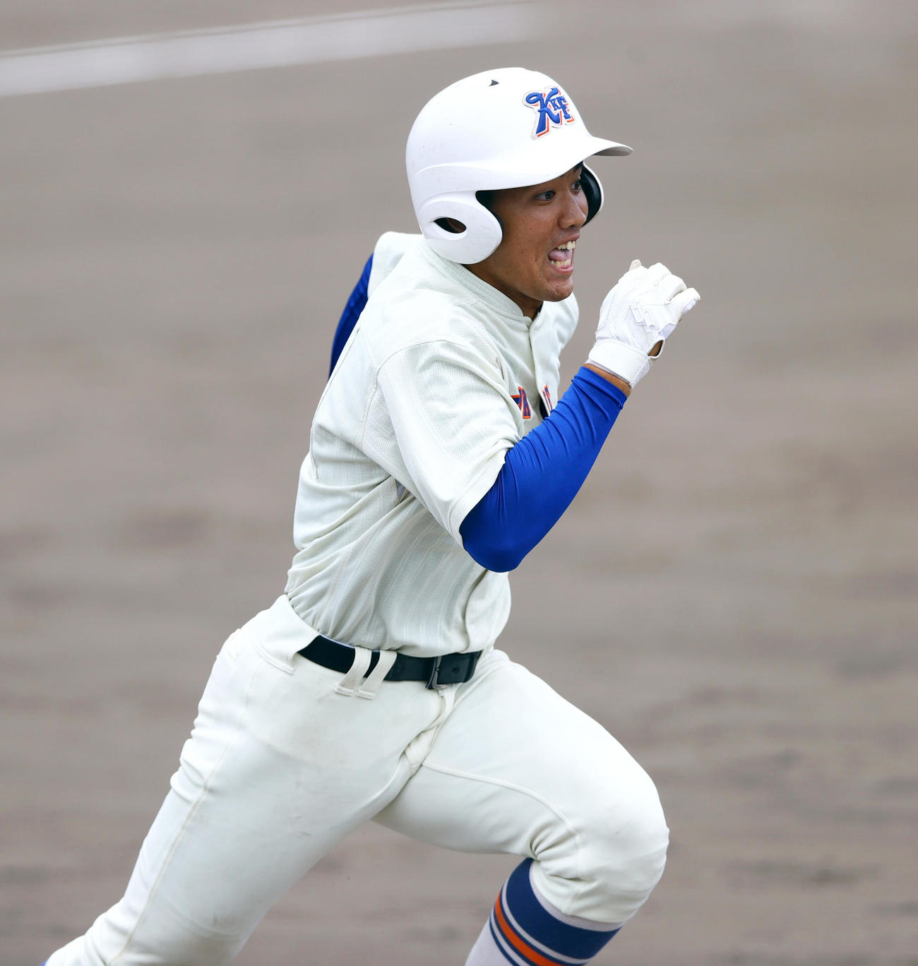 神戸国際大付対東洋大姫路　9回表神戸国際大付1死二塁、代打・津嘉山は三ゴロで一塁に全力疾走する（撮影・上山淳一）