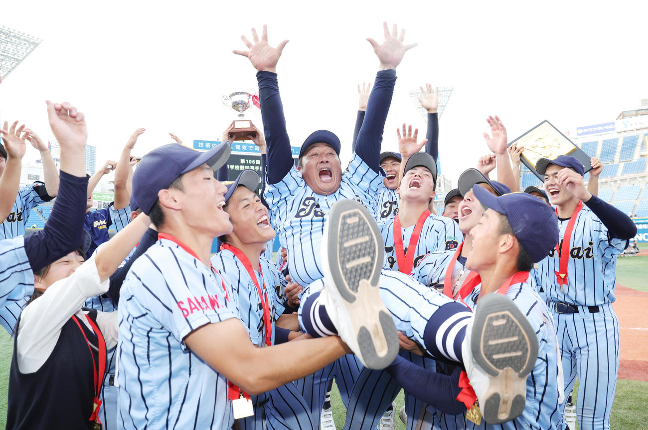 横浜対東海大相模　優勝し選手から胴上げされる原監督（撮影・野上伸悟）