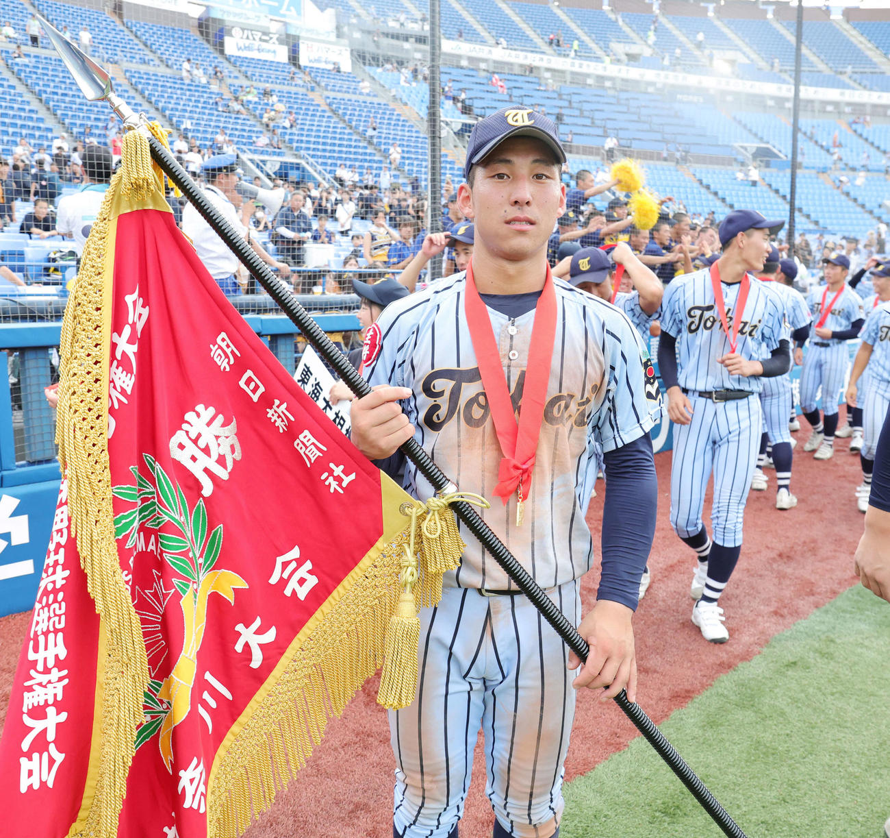横浜対東海大相模　優勝旗を手にする東海大相模・木村主将（撮影・野上伸悟）