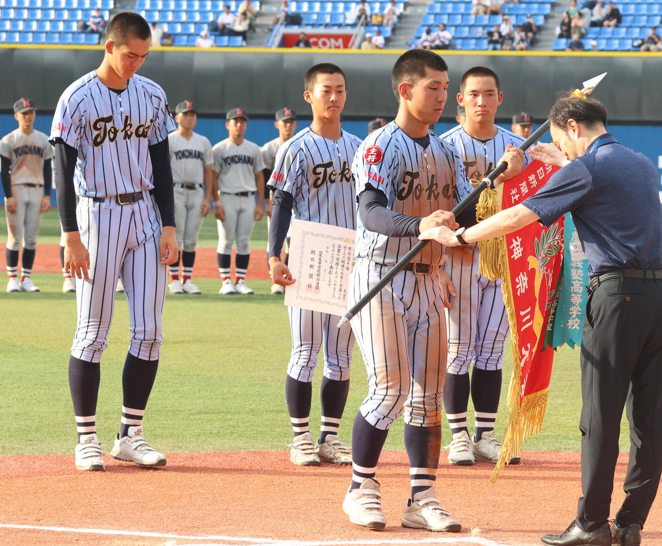 横浜対東海大相模　優勝旗を受けとる東海大相模・木村主将（撮影・野上伸悟）