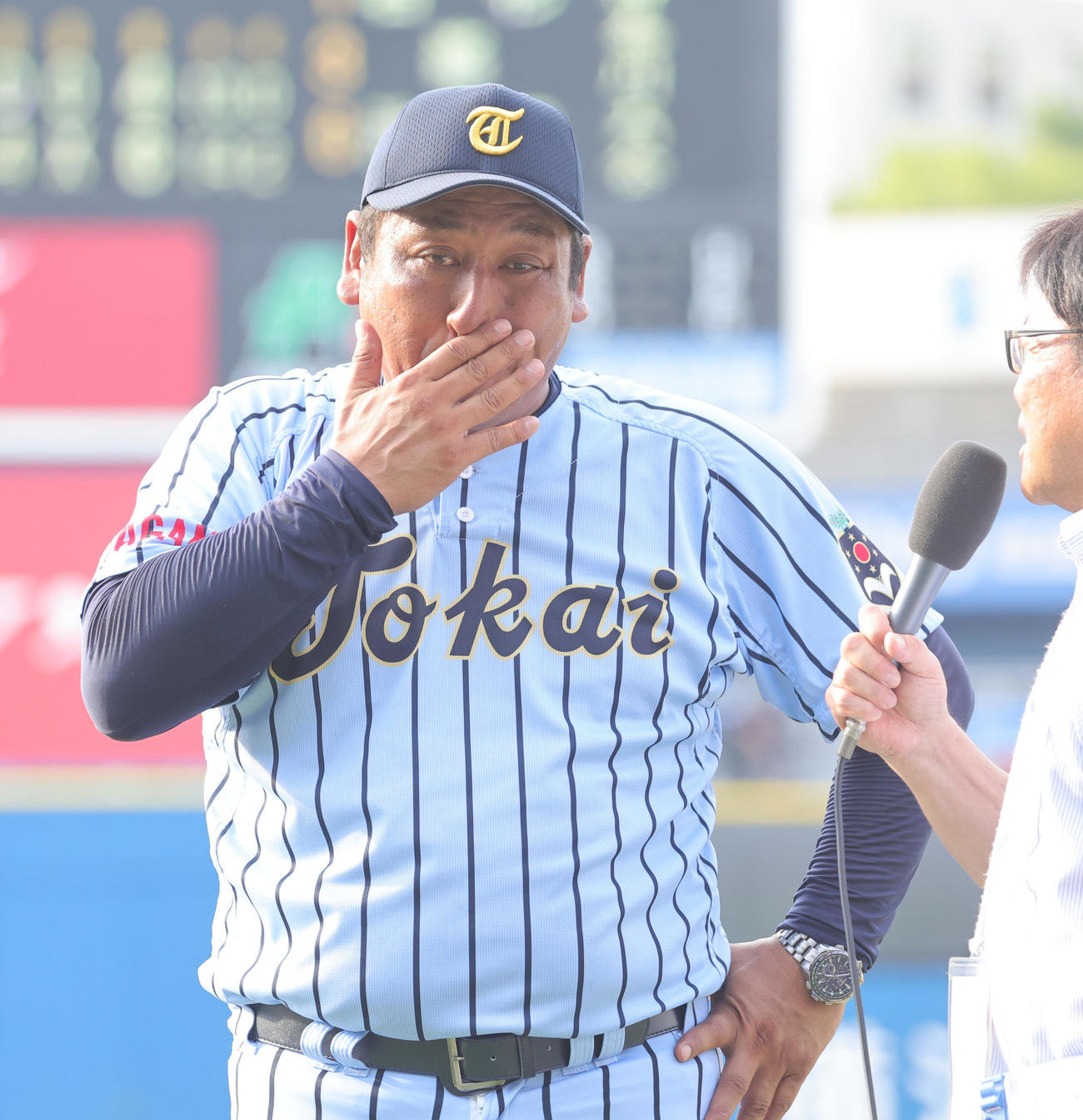 横浜対東海大相模　優勝監督インタビューで感極まる東海大相模・原監督（撮影・野上伸悟）