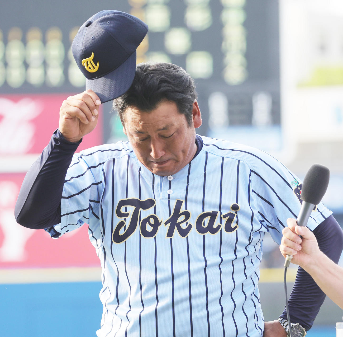 横浜対東海大相模　優勝監督インタビューで感極まる東海大相模・原監督（撮影・野上伸悟）