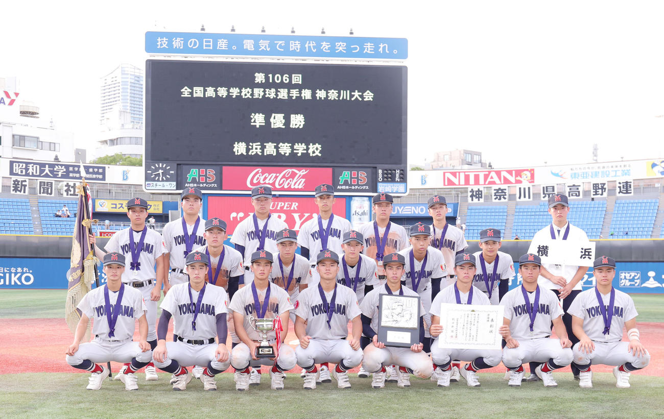 横浜対東海大相模　準優勝に終わった横浜の選手たち（撮影・野上伸悟）