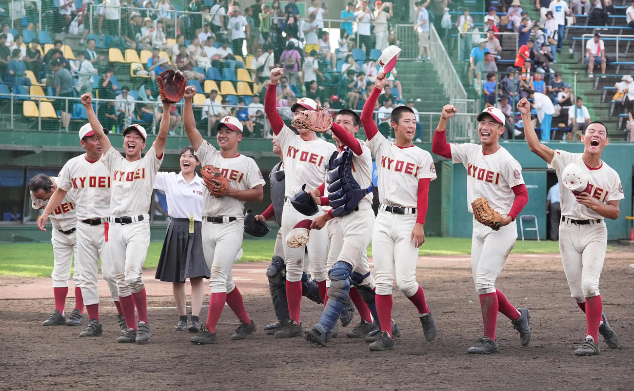 春日部共栄対浦和学院　浦和学院に勝利し、喜ぶを爆発させる春日部共栄ナイン（撮影・菅敏）