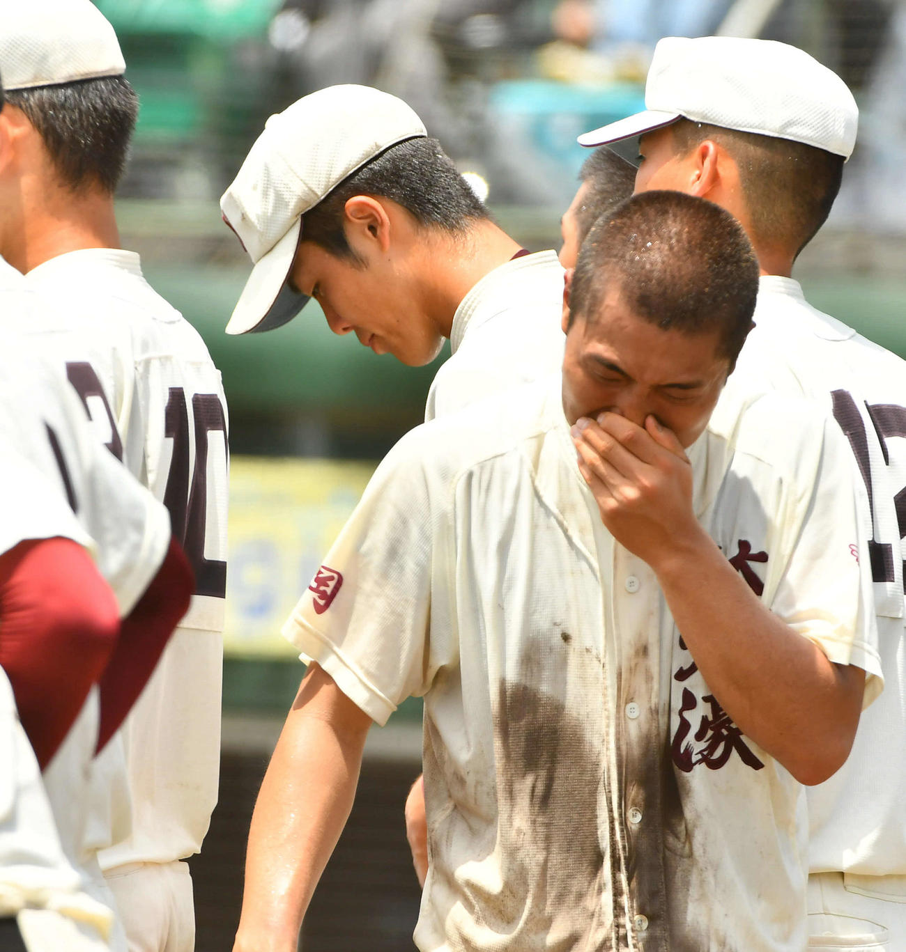 西日本短大付対福岡大大濠　西日本短大付に敗れ、ベンチ前でうつむく福岡大大濠・柴田（左から2人目）（撮影・岩下翔太）