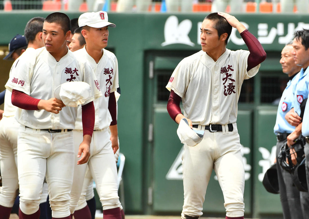 西日本短大付対福岡大大濠　西日本短大付に敗れ、ベンチ前に向かう福岡大大濠・柴田（右）（撮影・岩下翔太）