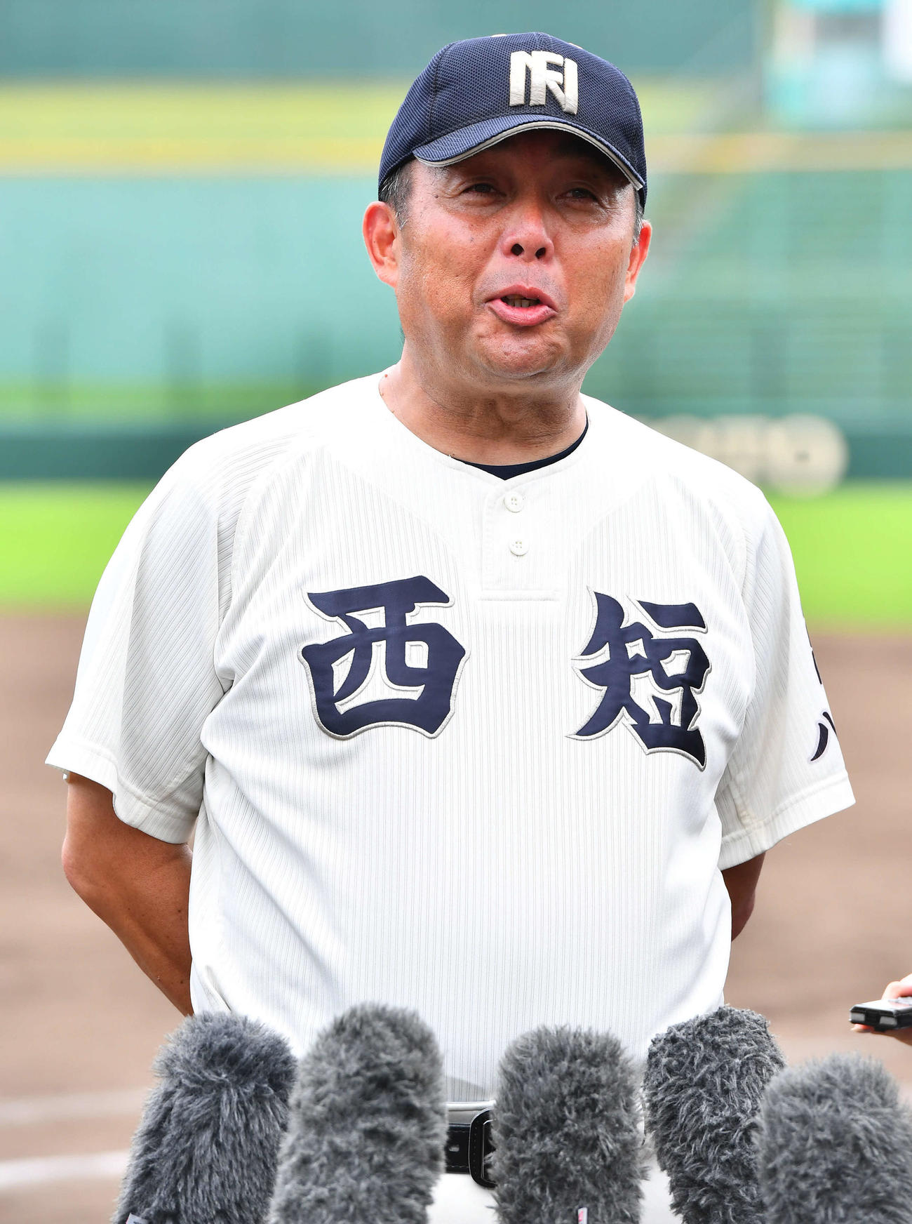 西日本短大付対福岡大大濠 福岡大大濠を破って優勝し、笑顔でインタビューを受ける西日本短大付・西村監督（撮影・岩下翔太）