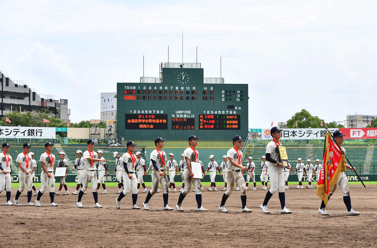 優勝旗を手にダイヤモンドを1周する西日本短大付ナイン（撮影・岩下翔太）