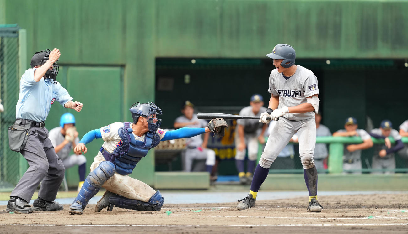 花咲徳栄対西武台　10回裏西武台2死一、二塁、見逃しの三振に倒れ最後の打者となった今沢（右）（撮影・菅敏）