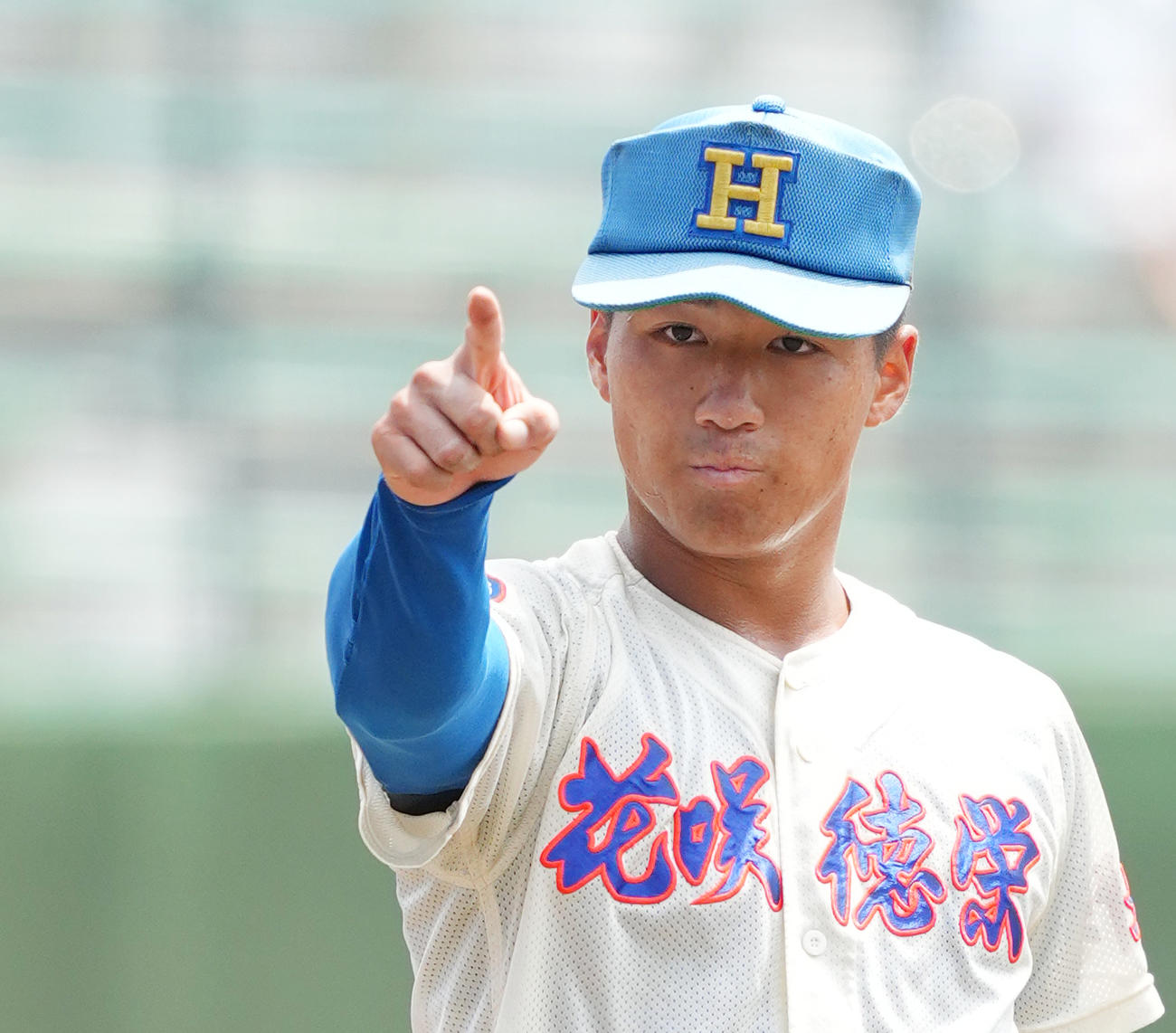 花咲徳栄対西武台　4回、投球の合間にポーズをとる花咲徳栄・上原（撮影・菅敏）