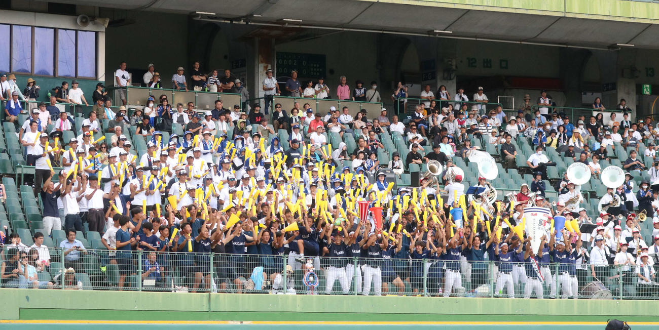 明石商対滝川二　明石商対滝川二　声援を送る滝川二の応援席（撮影・塚本光）
