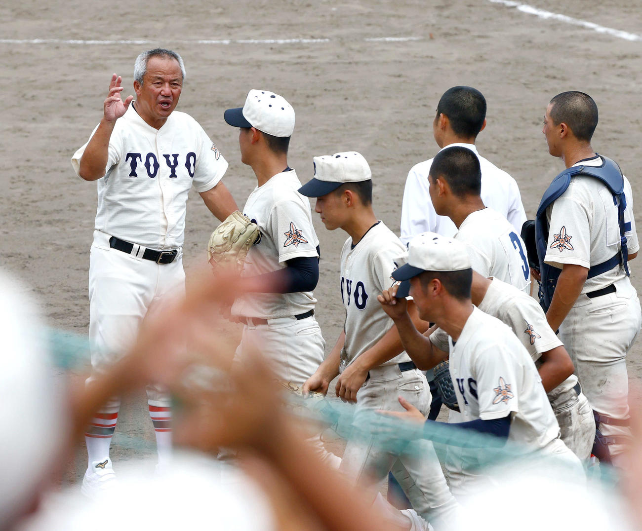 神戸国際大付対東洋大姫路　神戸国際大付に勝利した東洋大姫路・岡田監督（左）は応援席へあいさつを終えナインに話す（撮影・上山淳一）