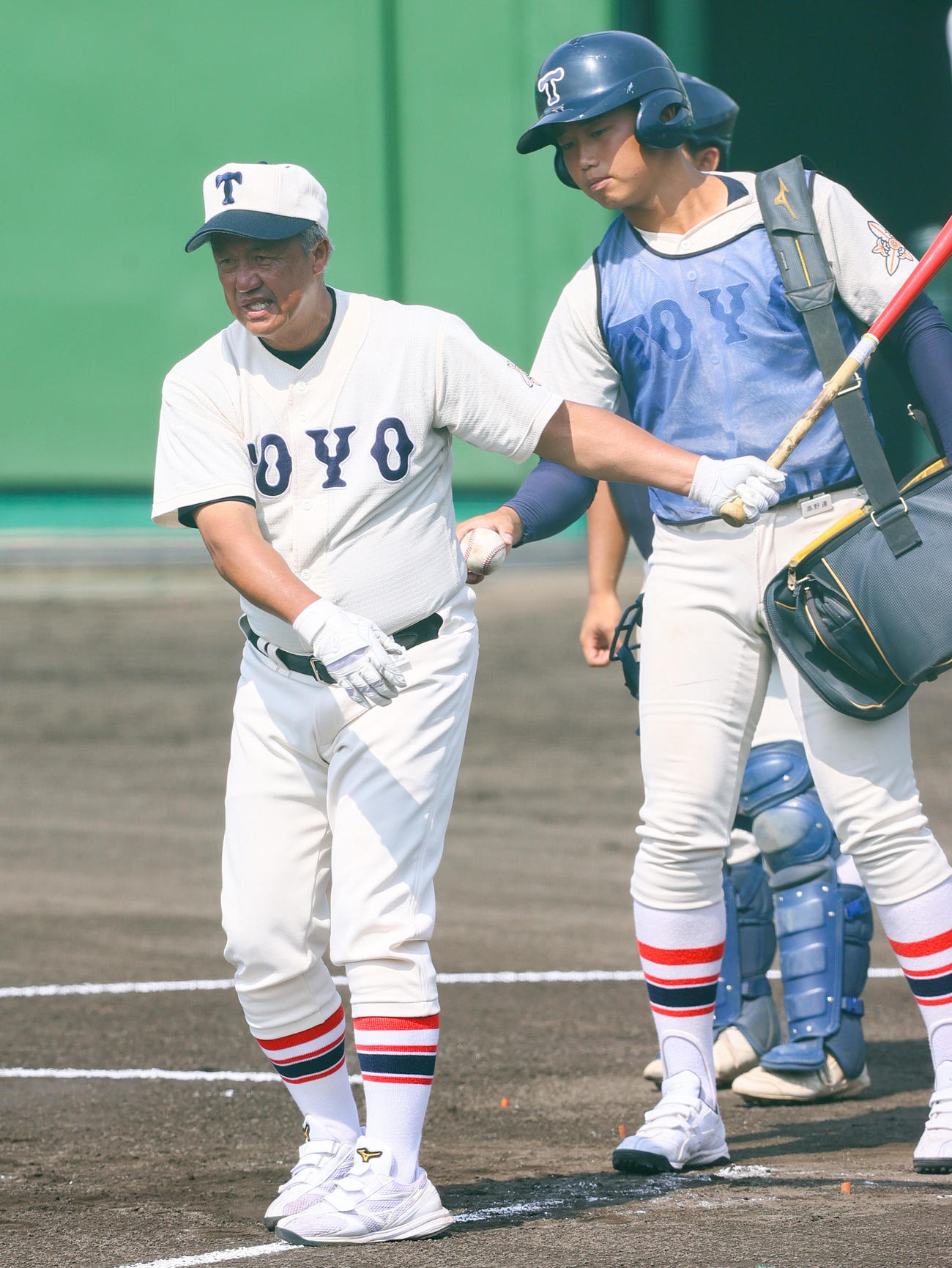 神戸国際大付対東洋大姫路　試合前、ノックする東洋大姫路・岡田監督（手前）（撮影・上山淳一）