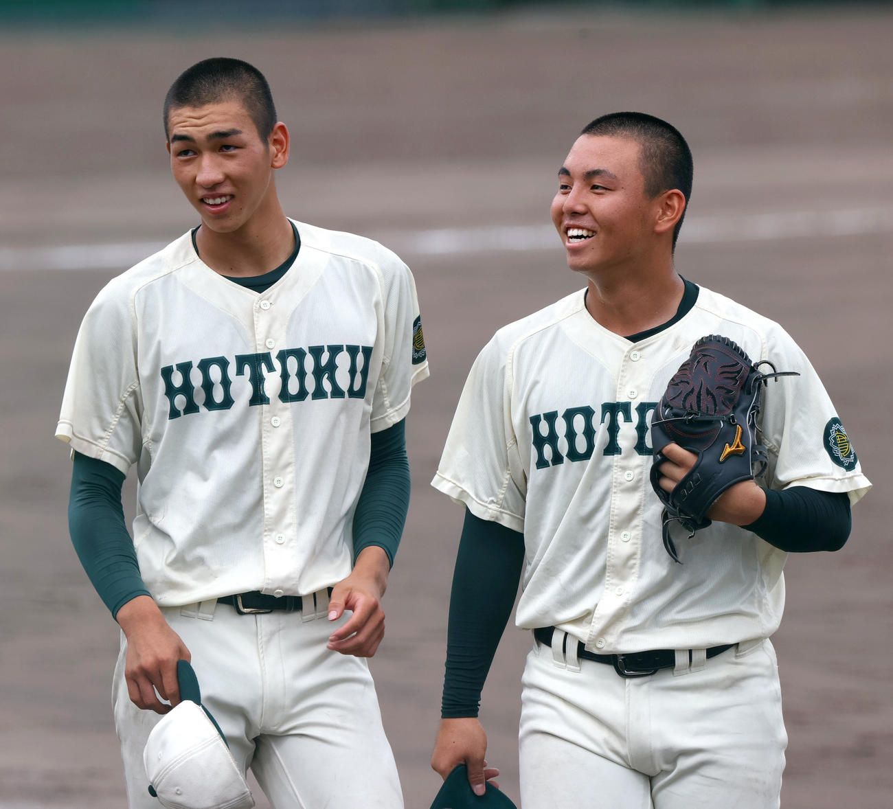 神戸学院大付対報徳学園　神戸学院大付に勝利し笑顔を見せる報徳学園今朝丸裕喜（左）と間木歩（撮影・上山淳一）