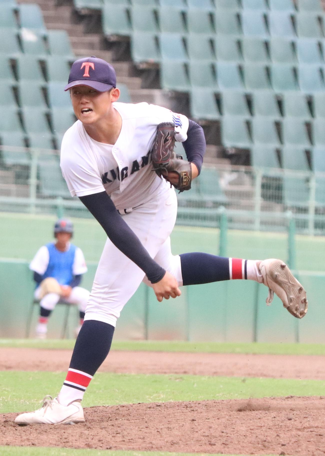 明石商対滝川二　9回に2番手で登板した滝川二・田上（撮影・塚本光）