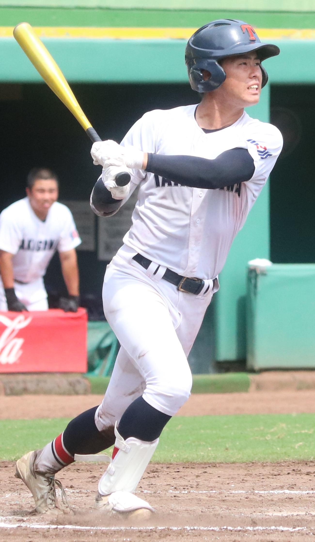 明石商対滝川二　8回裏滝川二1死二塁、一、二塁間深くに内野安打を放った新主将（撮影・塚本光）