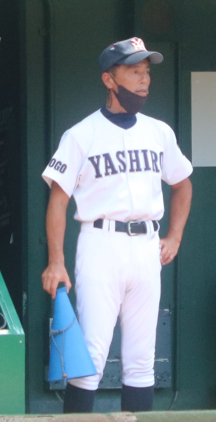 加古川北対社　ベンチから戦況を見守る社・山本監督（撮影・塚本光）