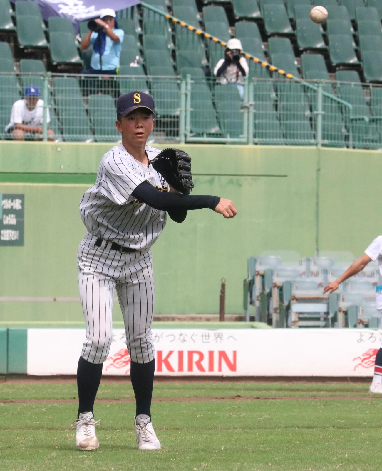 明石商対滝川二　8回裏滝川二2死二、三塁、投ゴロを落ち着いて処理する明石商・横山（撮影・塚本光）