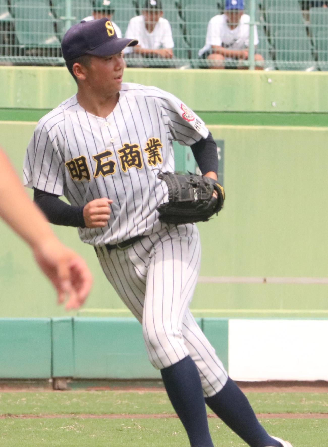 明石商対滝川二　8回裏滝川二2死二、三塁、ピンチを抑え小さく拳を握った明石商・横山（撮影・塚本光）
