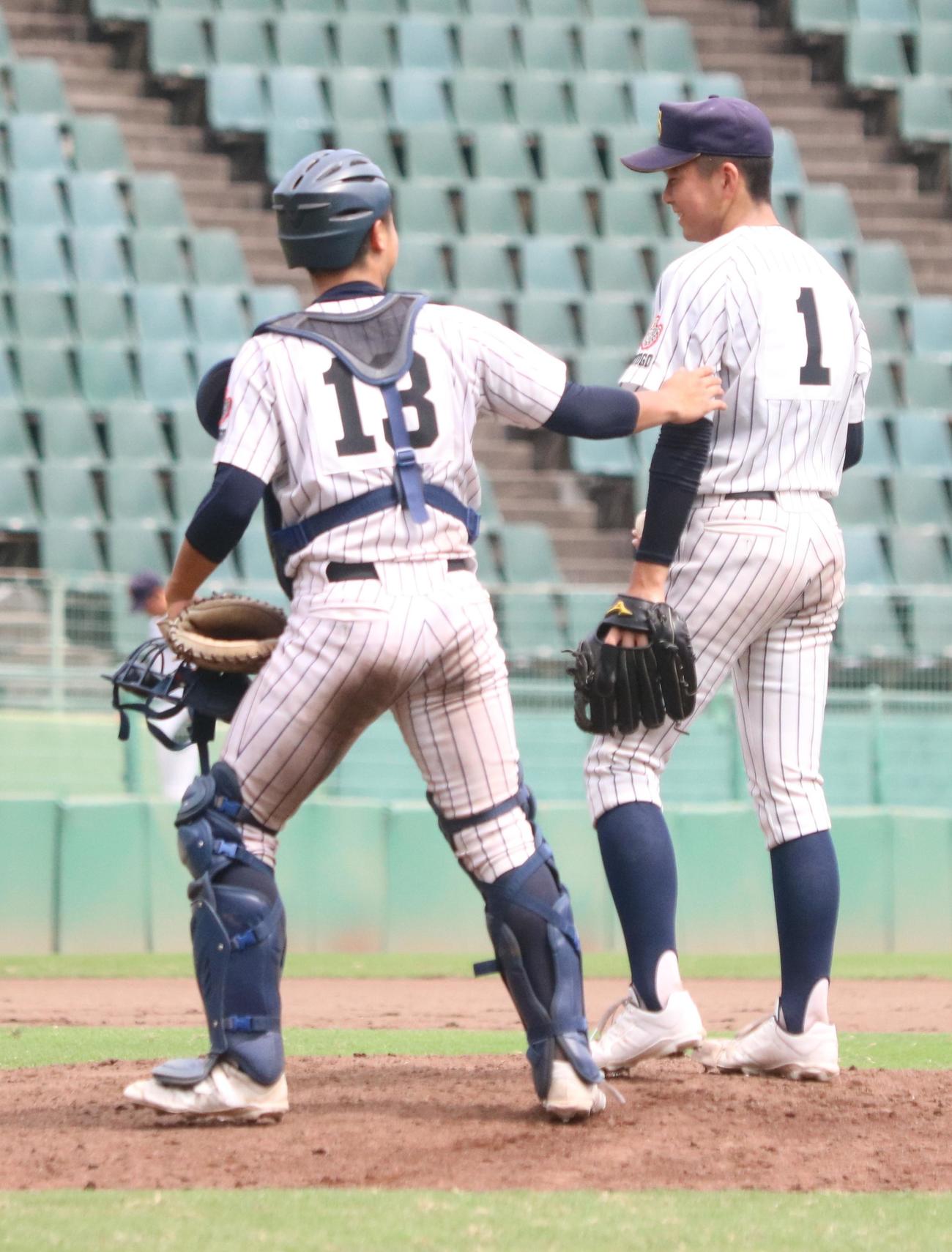 明石商対滝川二　8回裏に同点のピンチを迎え明石商の捕手・松浦（左）から声をかけられた横山（撮影・塚本光）
