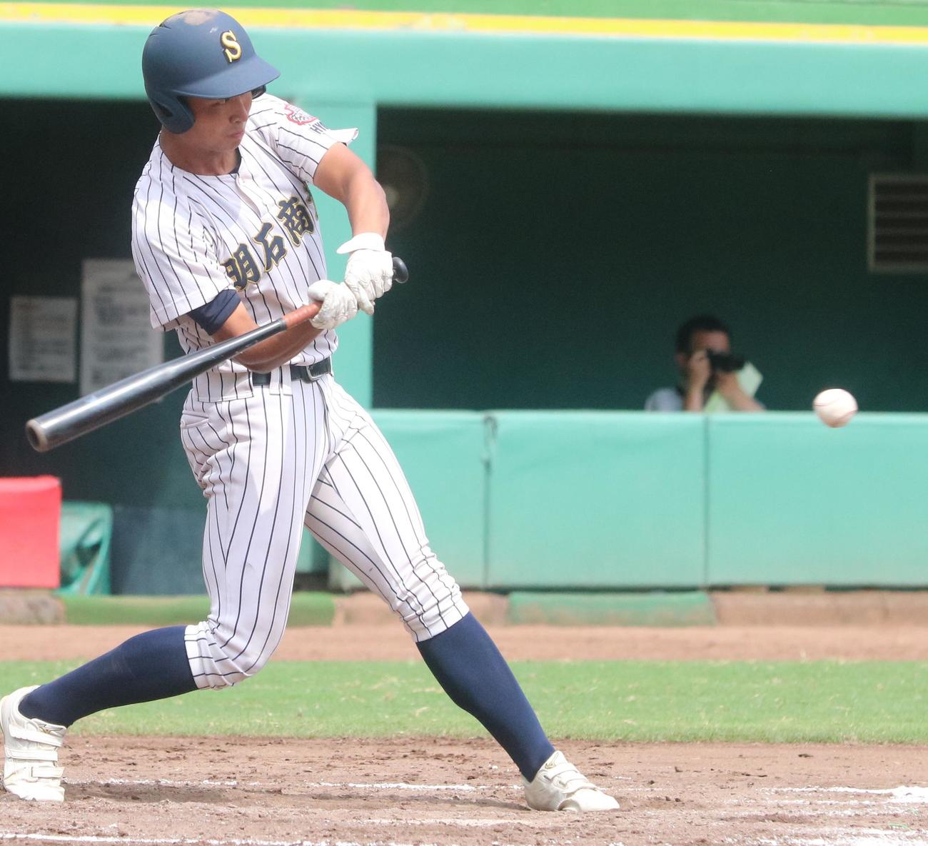 明石商対滝川二　8回表明石商2死、中前打を放った明石商・山内一主将（撮影・塚本光）